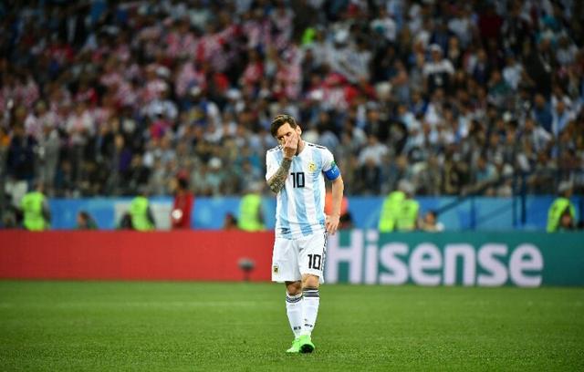 Maradona hält Messi Trikot